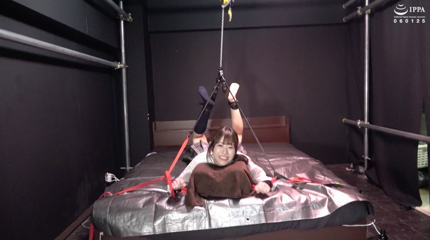 海老反り姿で不格好に拘束された優等生にくすぐり地獄！